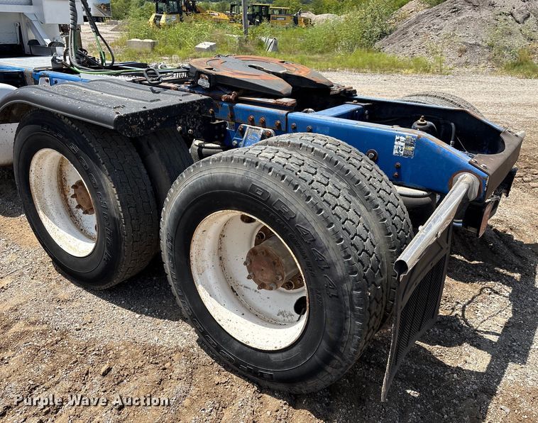 image for item EM0561 2006 Peterbilt 379 semi truck