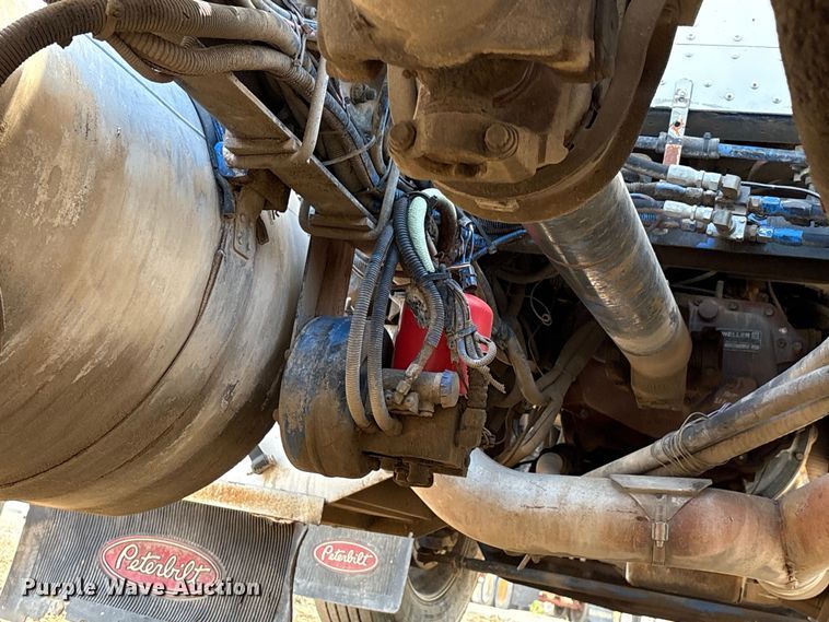 image for item EM0561 2006 Peterbilt 379 semi truck