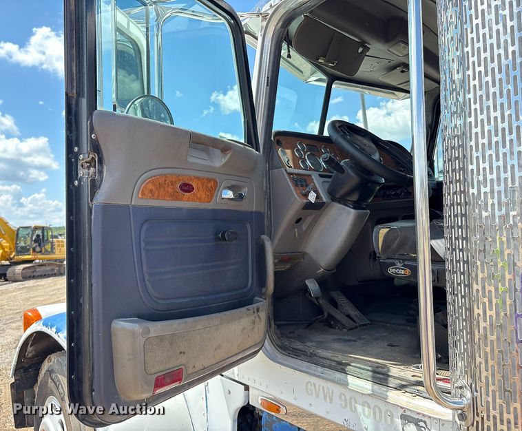 image for item EM0561 2006 Peterbilt 379 semi truck