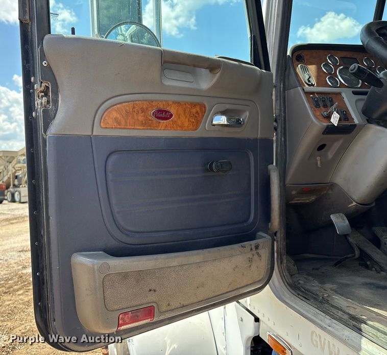 image for item EM0561 2006 Peterbilt 379 semi truck