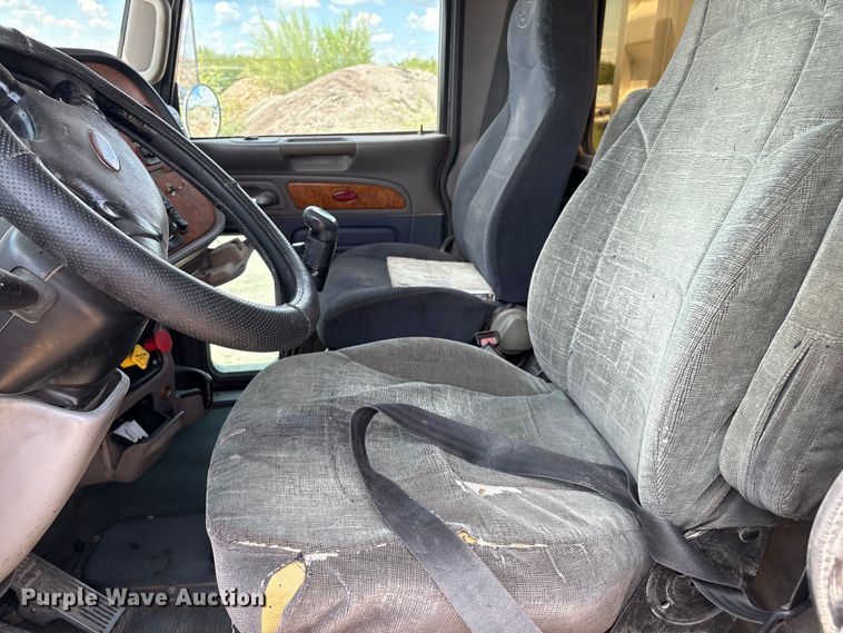 image for item EM0561 2006 Peterbilt 379 semi truck