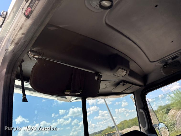 image for item EM0561 2006 Peterbilt 379 semi truck