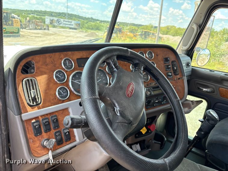image for item EM0561 2006 Peterbilt 379 semi truck