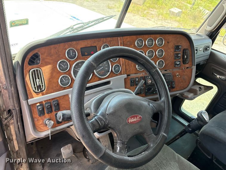 image for item EM0561 2006 Peterbilt 379 semi truck