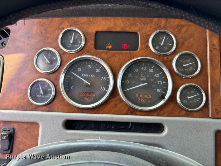 image for item EM0561 2006 Peterbilt 379 semi truck