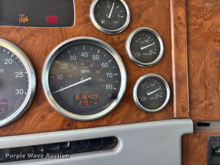 image for item EM0561 2006 Peterbilt 379 semi truck