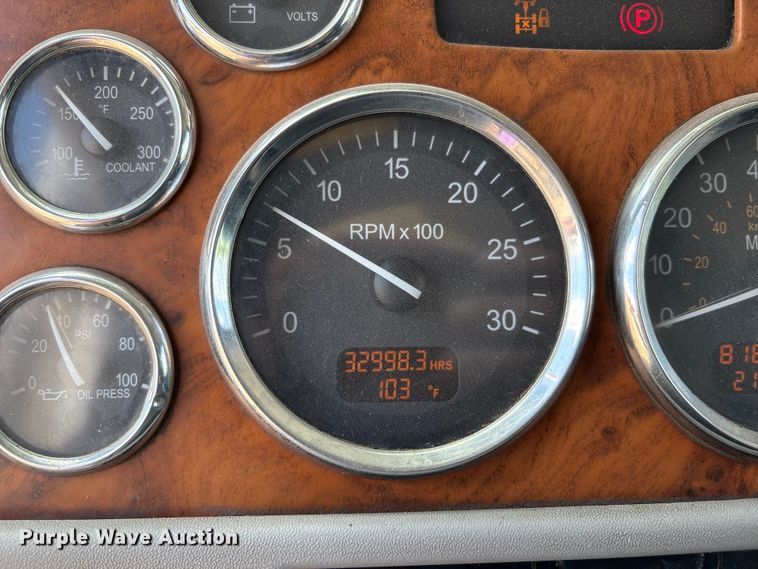 image for item EM0561 2006 Peterbilt 379 semi truck