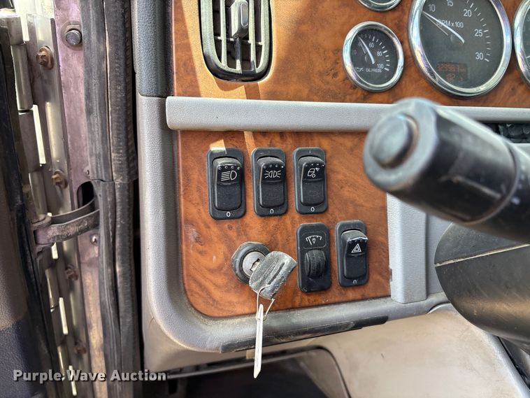 image for item EM0561 2006 Peterbilt 379 semi truck