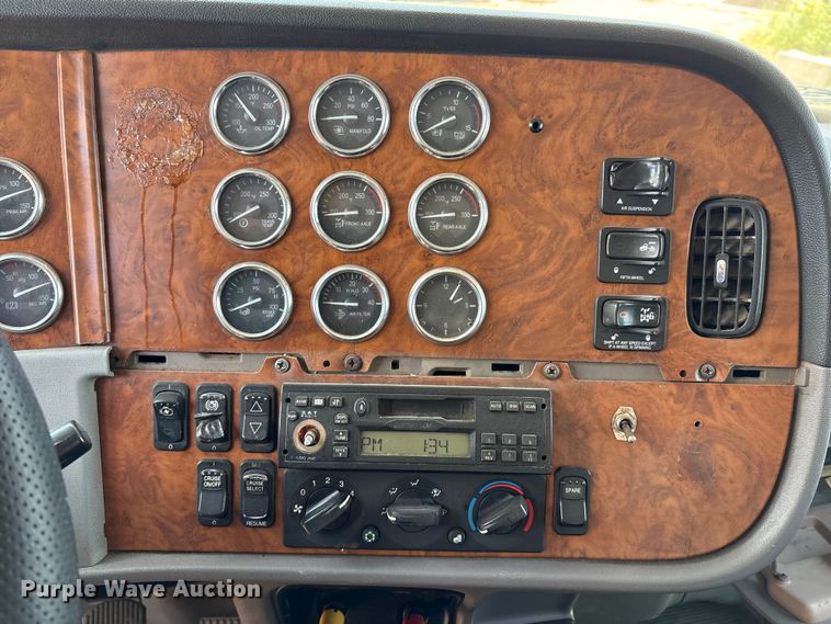 image for item EM0561 2006 Peterbilt 379 semi truck