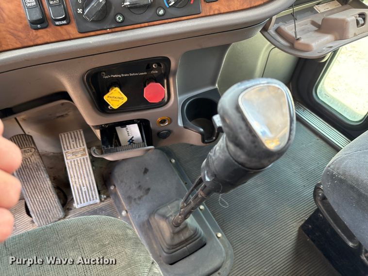 image for item EM0561 2006 Peterbilt 379 semi truck