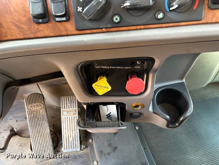 image for item EM0561 2006 Peterbilt 379 semi truck