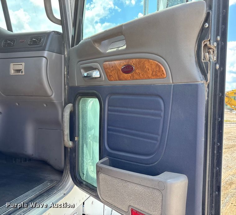 image for item EM0561 2006 Peterbilt 379 semi truck