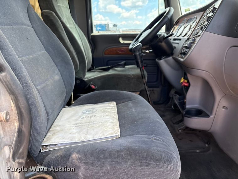 image for item EM0561 2006 Peterbilt 379 semi truck