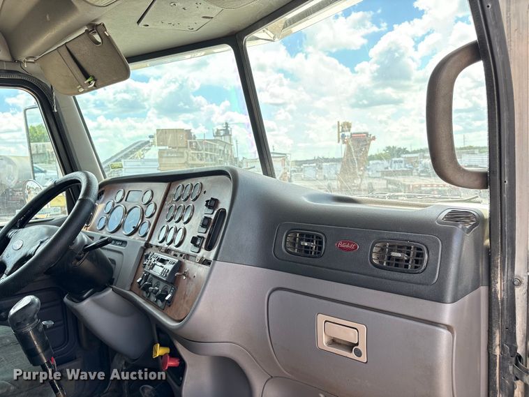 image for item EM0561 2006 Peterbilt 379 semi truck