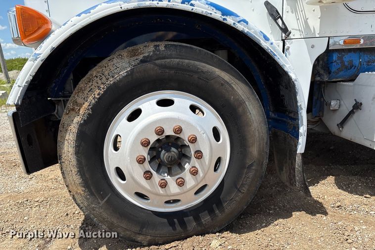 image for item EM0561 2006 Peterbilt 379 semi truck