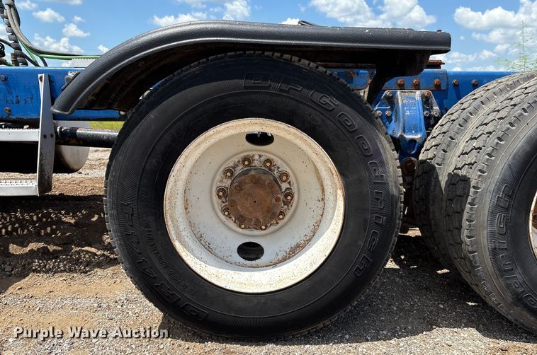 image for item EM0561 2006 Peterbilt 379 semi truck