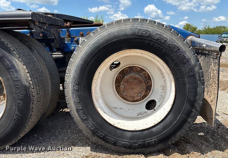 image for item EM0561 2006 Peterbilt 379 semi truck