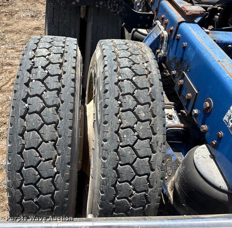 image for item EM0561 2006 Peterbilt 379 semi truck