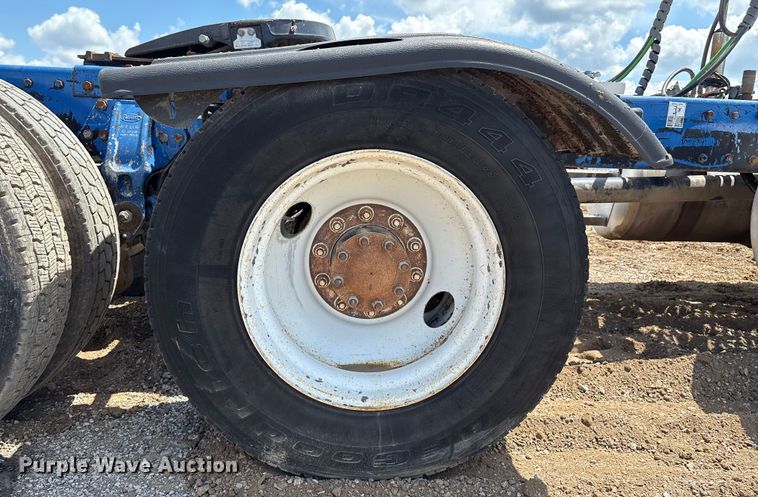 image for item EM0561 2006 Peterbilt 379 semi truck