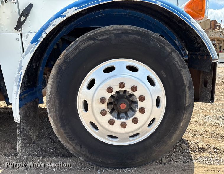 image for item EM0561 2006 Peterbilt 379 semi truck