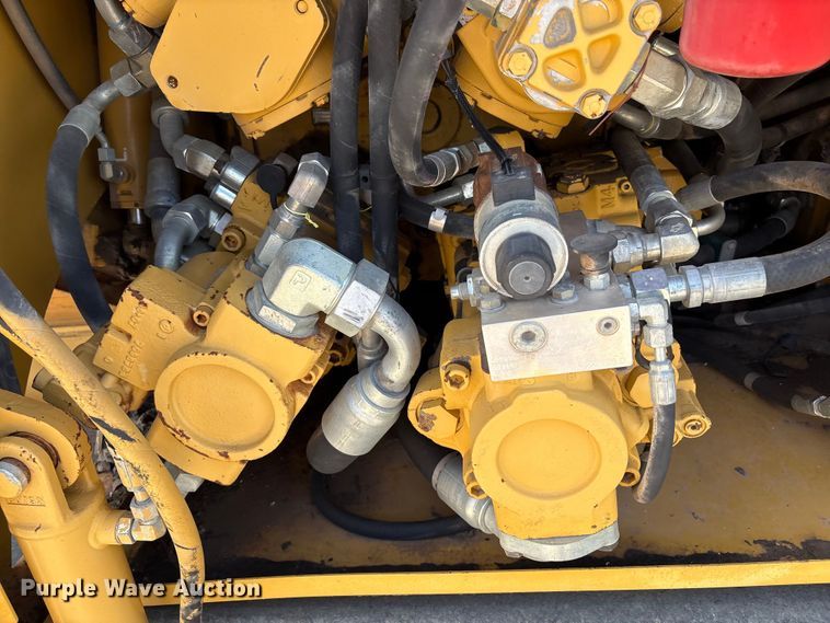 image for item EM0563 Caterpillar AP1055D paver