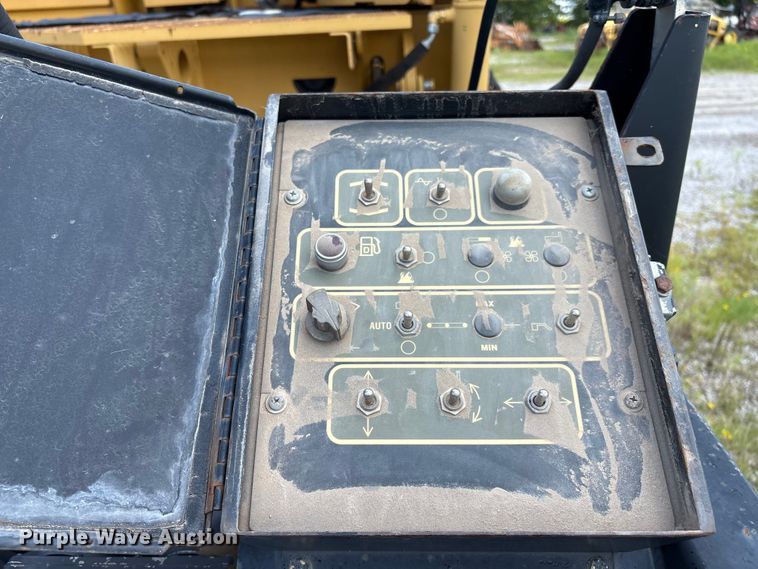 image for item EM0563 Caterpillar AP1055D paver