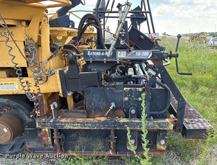image for item EM0563 Caterpillar AP1055D paver