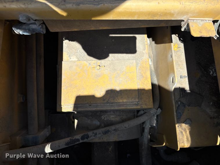 image for item EM0563 Caterpillar AP1055D paver