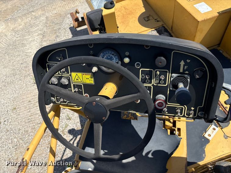 image for item EM0563 Caterpillar AP1055D paver