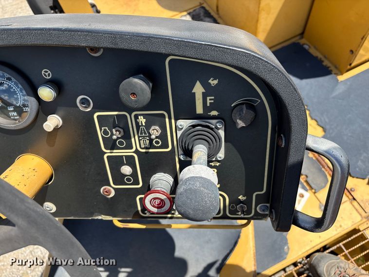 image for item EM0563 Caterpillar AP1055D paver