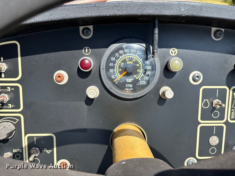 image for item EM0563 Caterpillar AP1055D paver