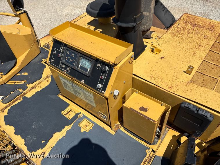 image for item EM0563 Caterpillar AP1055D paver