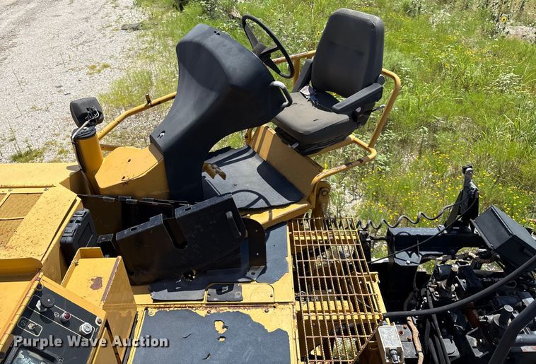 image for item EM0563 Caterpillar AP1055D paver
