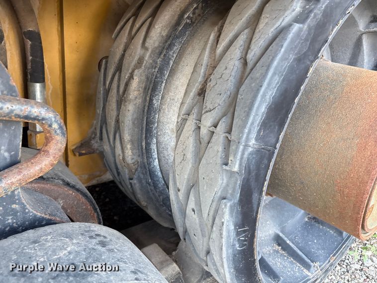 image for item EM0563 Caterpillar AP1055D paver