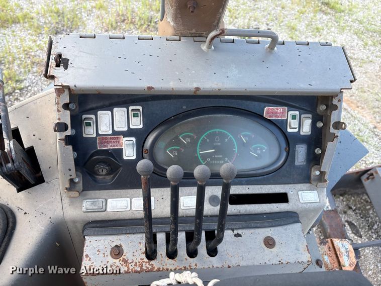 image for item EM0564 2005 Case 570MXT landscape tractor