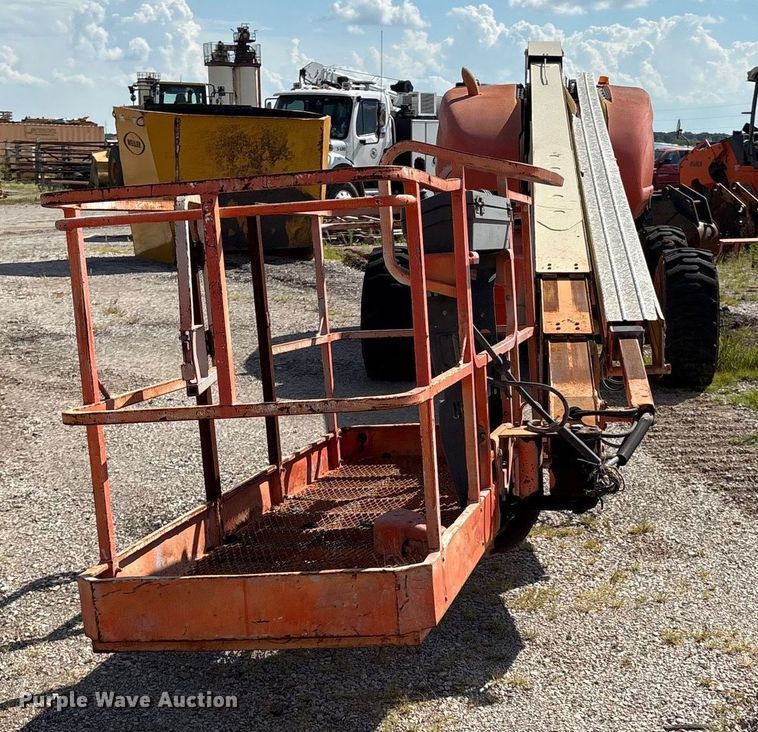 image for item EM0565 2001 JLG 600S boom lift