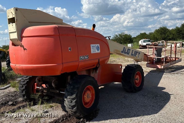 image for item EM0565 2001 JLG 600S boom lift