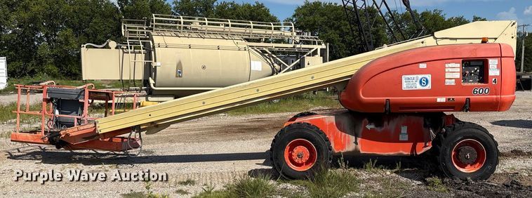 image for item EM0565 2001 JLG 600S boom lift