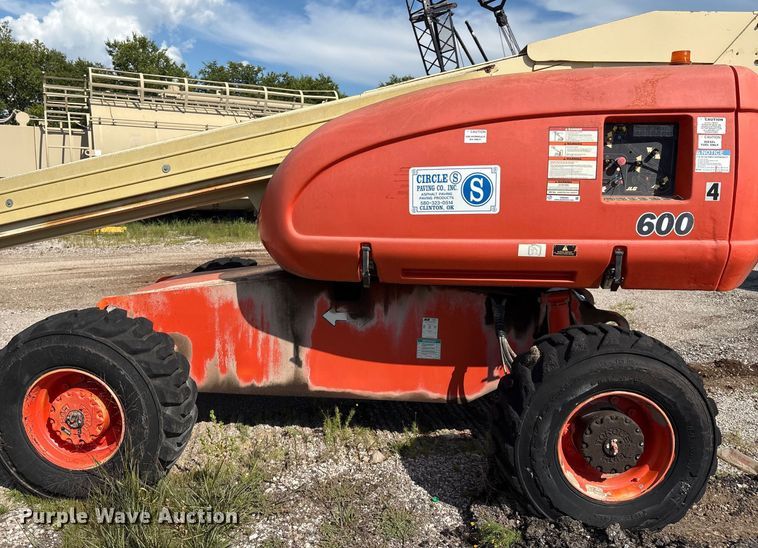 image for item EM0565 2001 JLG 600S boom lift