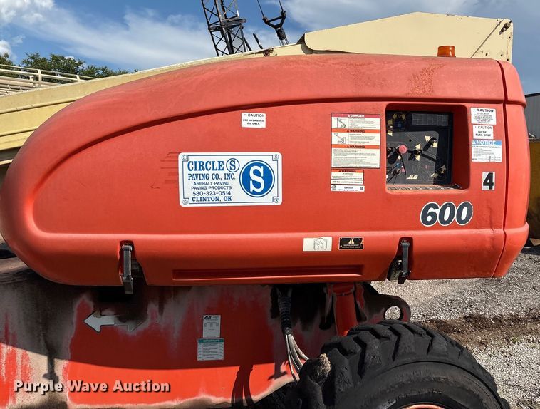 image for item EM0565 2001 JLG 600S boom lift