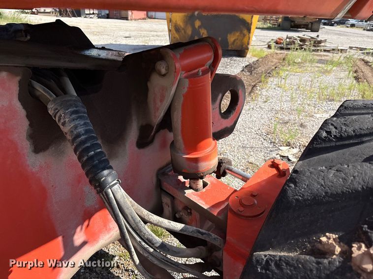 image for item EM0565 2001 JLG 600S boom lift