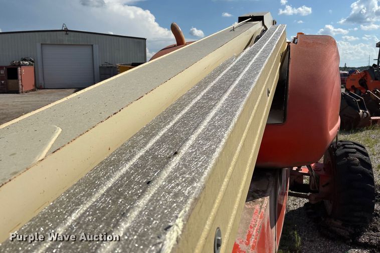 image for item EM0565 2001 JLG 600S boom lift