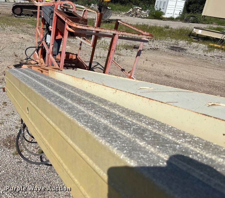 image for item EM0565 2001 JLG 600S boom lift