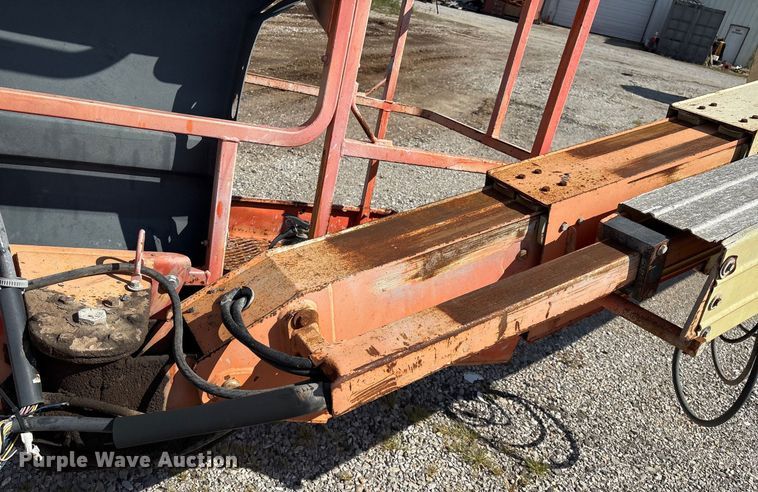 image for item EM0565 2001 JLG 600S boom lift