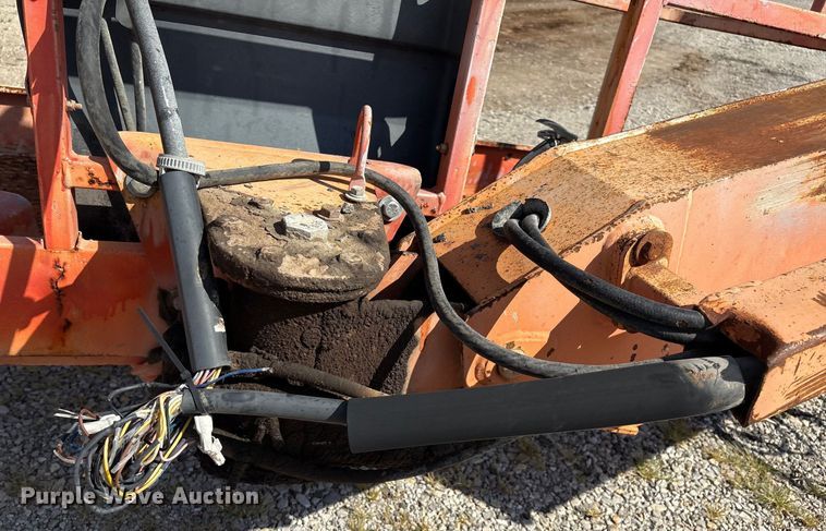 image for item EM0565 2001 JLG 600S boom lift