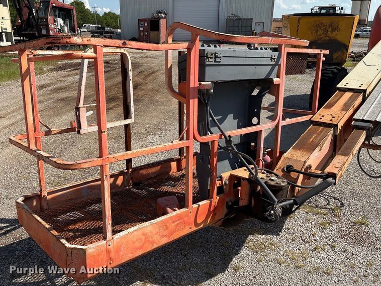 image for item EM0565 2001 JLG 600S boom lift