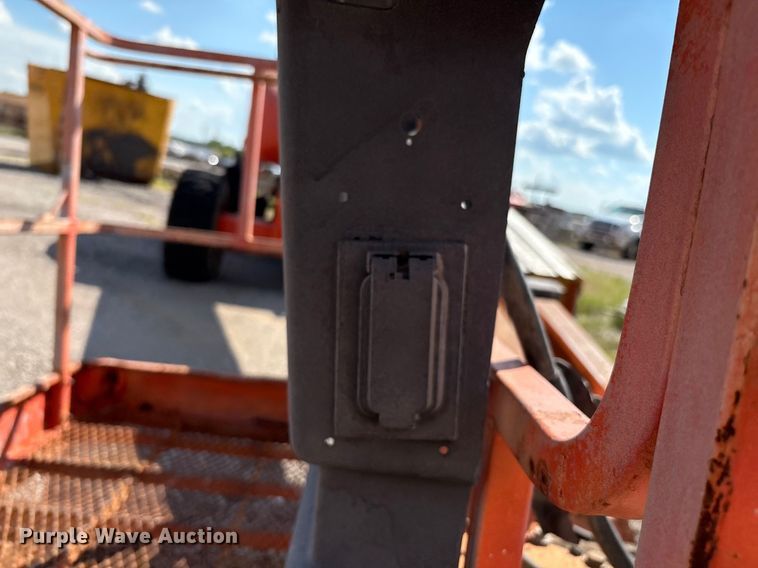 image for item EM0565 2001 JLG 600S boom lift