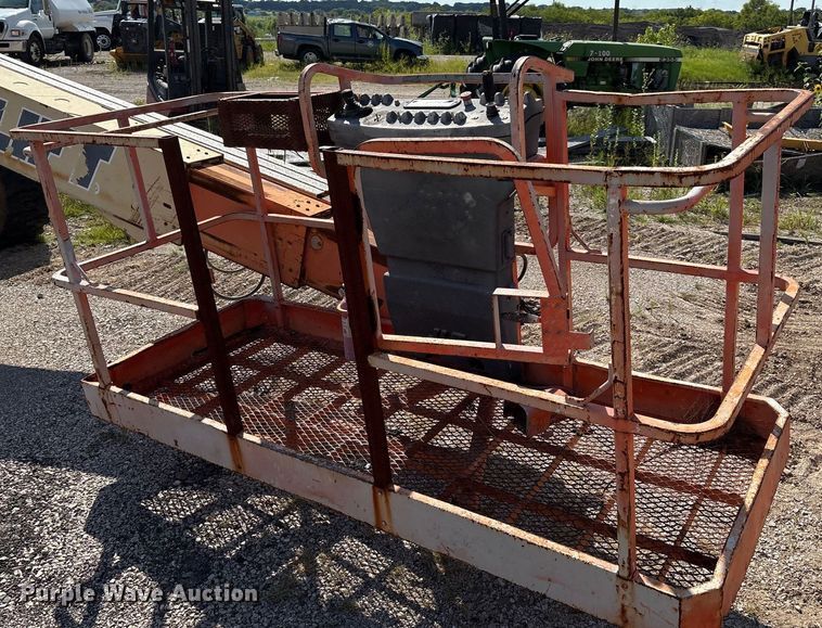 image for item EM0565 2001 JLG 600S boom lift