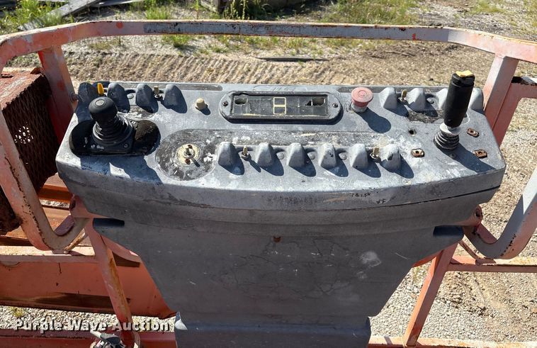 image for item EM0565 2001 JLG 600S boom lift