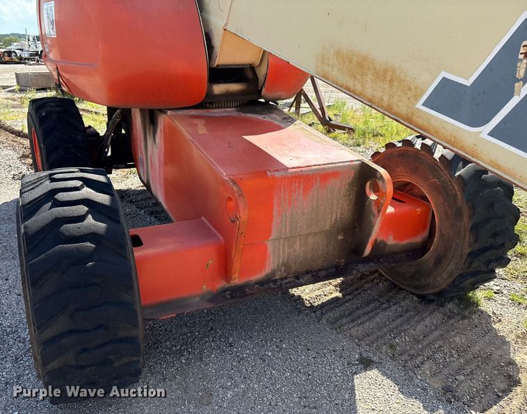 image for item EM0565 2001 JLG 600S boom lift